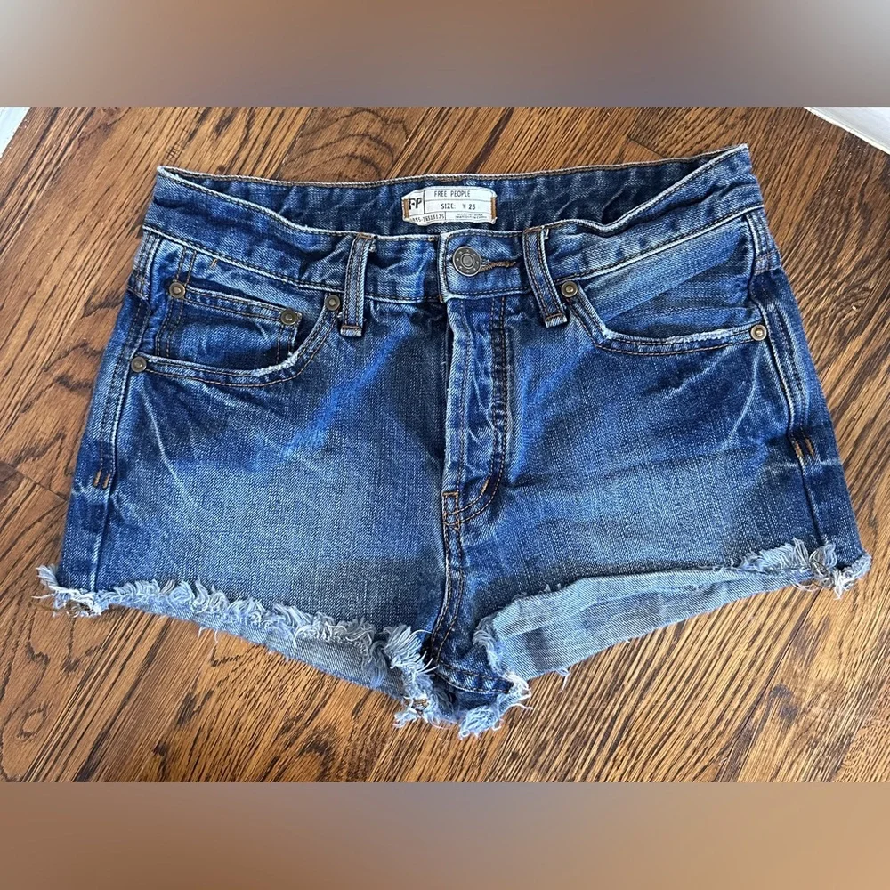 Free People Blue Denim Women Shorts 100% cotton mini with frayed edges size 25 - Picture 1 of 5